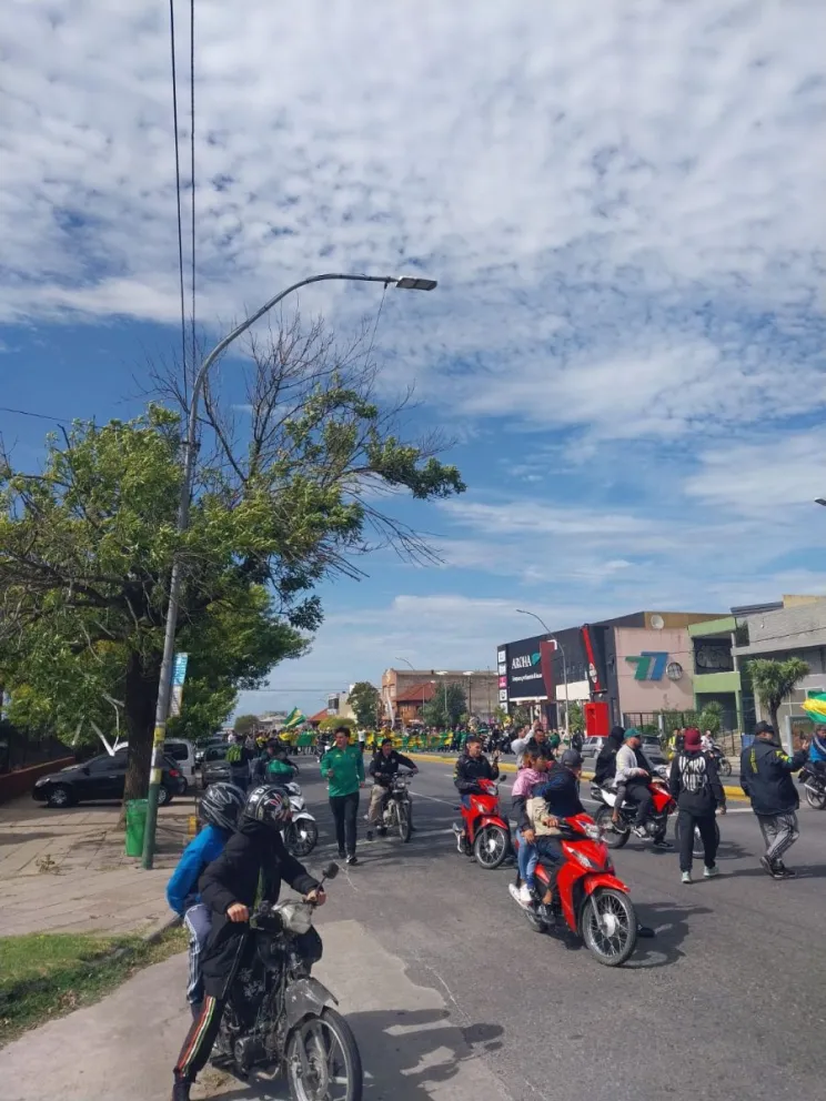 VIDEO: una multitudinaria caravana de hinchas de Aldosivi partió hacia el Minella  para vivir el clásico