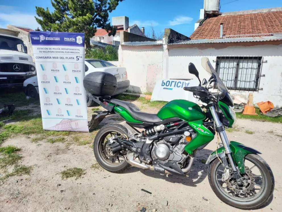 Aprehenden a dos sujetos que a punta de pistola robaron una moto Benelli 