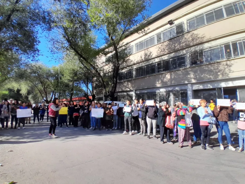 Vecinos de barrio Belgrano denuncian vandalismo a escuela, inseguridad y falta de mantenimiento en plaza