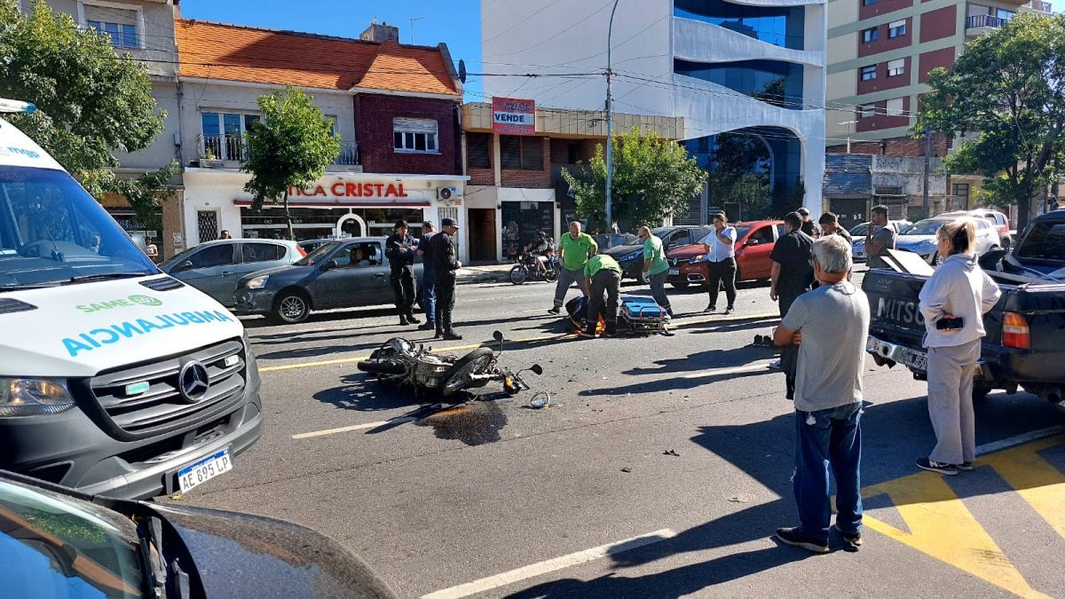 Accidente entre una moto y una camioneta: el motociclista fue trasladado al hospital