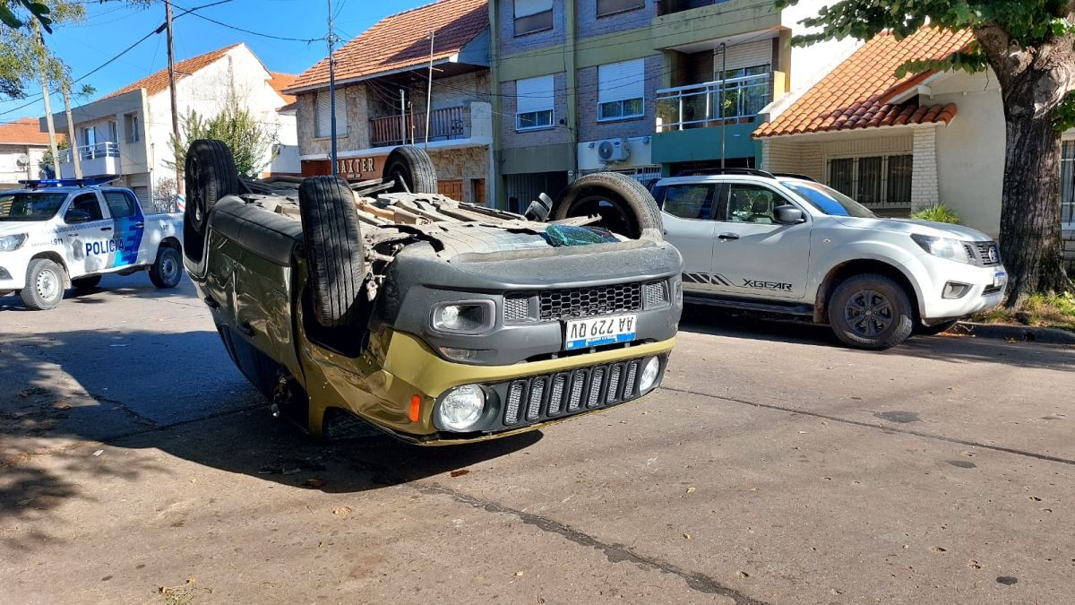 Jeep Renegade quedó volcada luego de chocar contra una camioneta estacionada