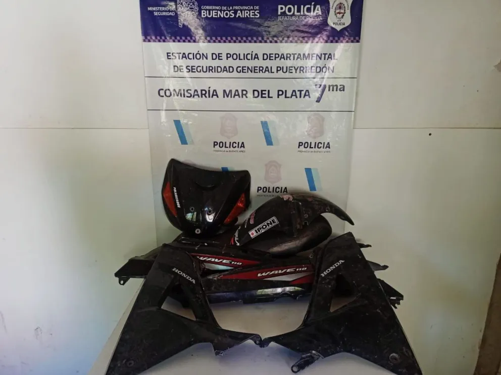 Recuperan plásticos y el asiento de una Honda Wave robada la semana pasada 