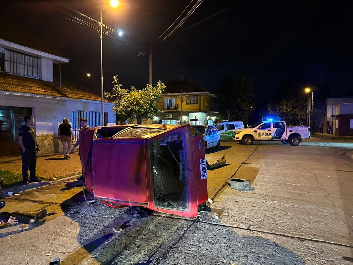 Un Fiat Uno volcó tras doblar a contramano y chocar de frente en Balcarce y Chile