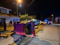 Un Fiat Uno volcó tras doblar a contramano y chocar de frente en Balcarce y Chile