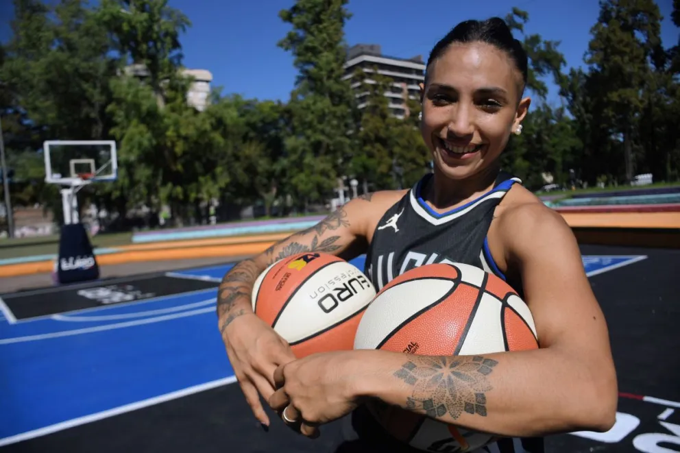 La historia de lucha de Mica González, referente del básquet callejero y figura en el profesional