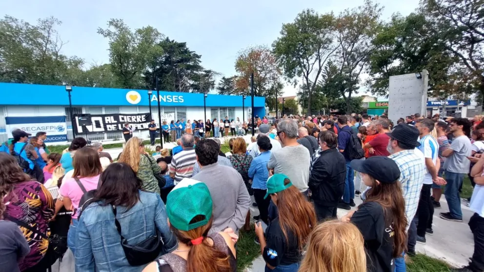 Vecinos y entidades realizaron un abrazo solidario por el cierre de la UDAI del HIGA
