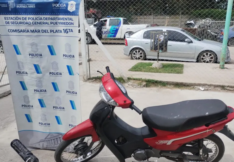 Detienen a un sujeto con varios antecedentes que circulaba en una moto robada 