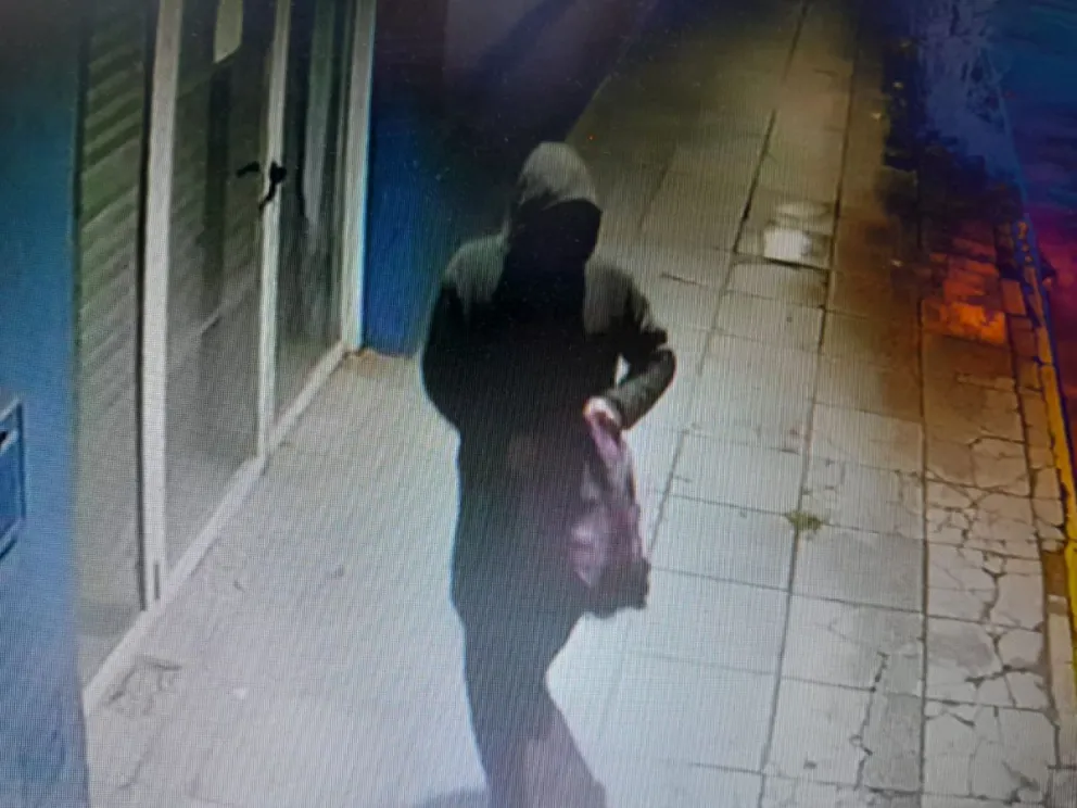 Cuarto robo del año en comercio de Luro y Guido: un patrullero pasó mientras el delincuente actuaba