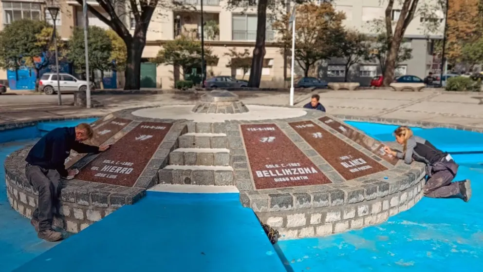 Previo al 2 de abril, trabajan en el mantenimiento de la plazoleta Islas Malvinas