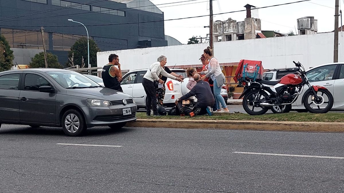 Un repartidor se accidentó con su moto en avenida Constitución 