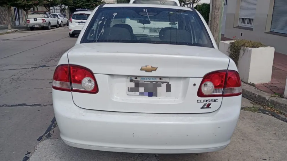 Se metió a robar pertenencias en un auto y el compañero le hacía de "campana" 