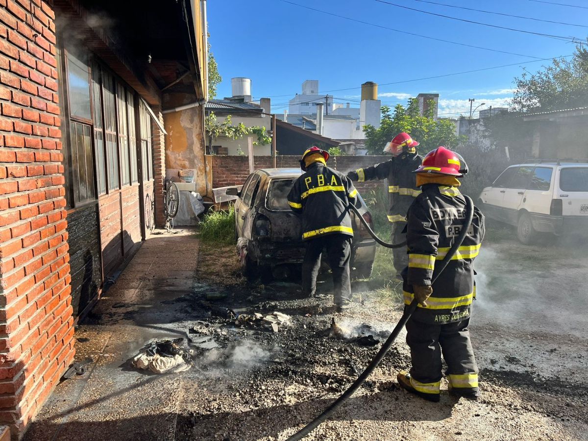 Se incendió un auto y una moto en el patio de una vivienda del barrio San José 