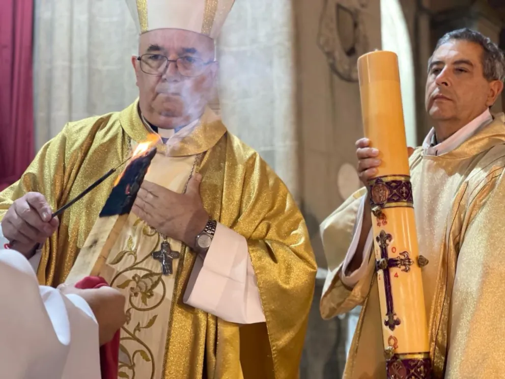 Monseñor Giobando celebró la Vigilia Pascual en la Catedral