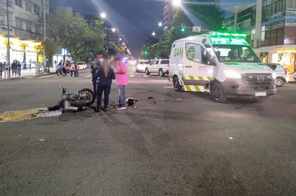 Un turista interceptó a una moto en la esquina de Luro e Independencia: la conductora fue hospitalizada