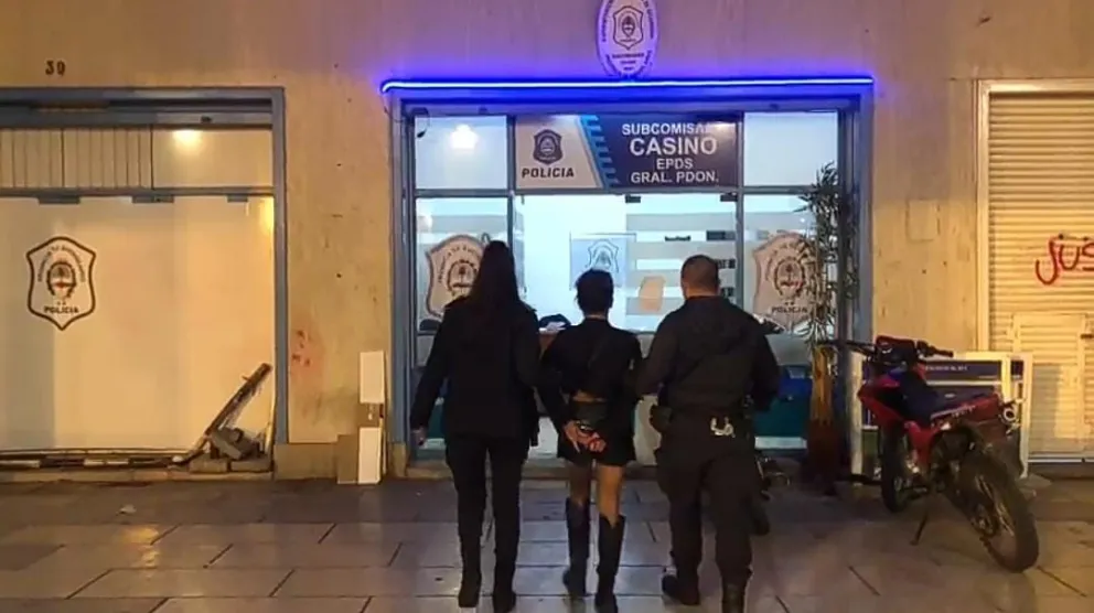 Agresión a la salida de un boliche: mujer golpeó a madre e hija y les robó la cartera