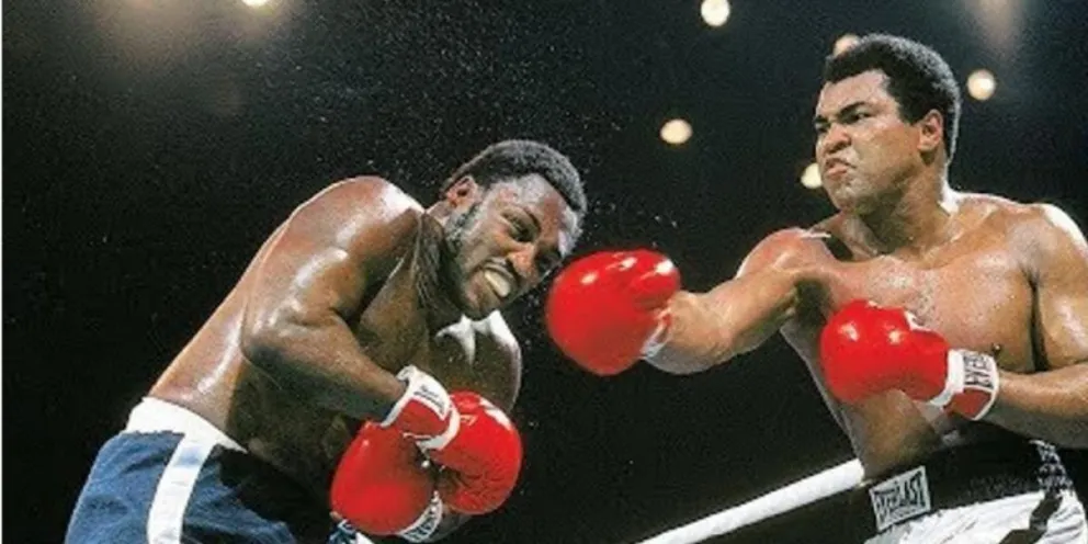 Subastan el pantalón que Muhammad Ali utlizó en la pelea contra Joe Frazier