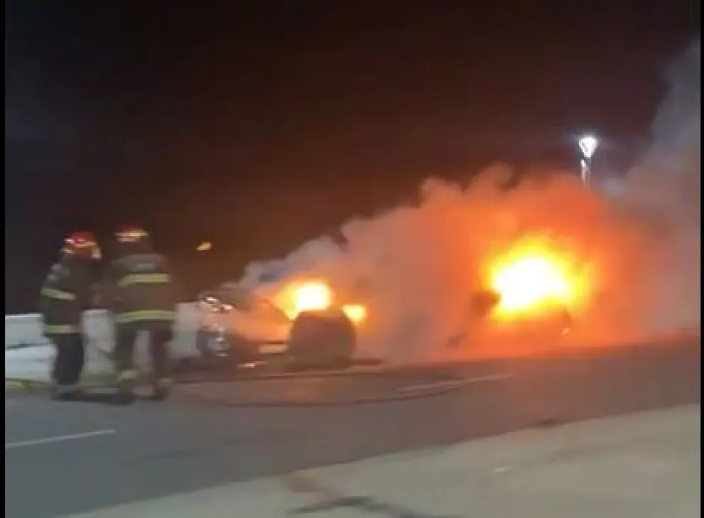Video: Un incendio carbonizó una camioneta en la zona de La Perla