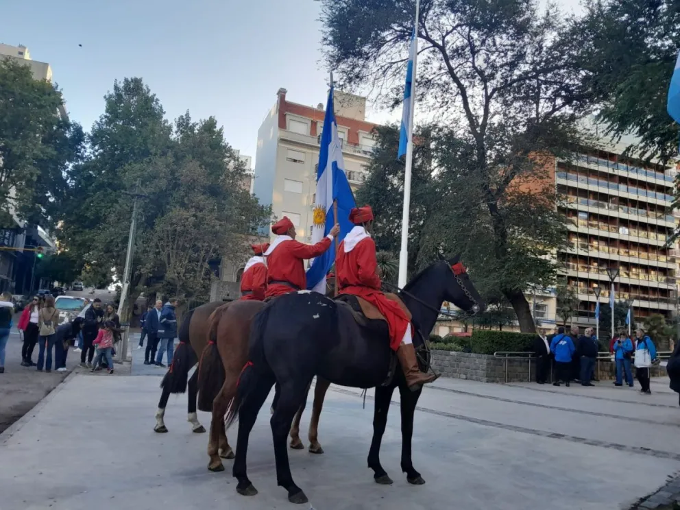 Con emotivo izado de bandera comenzaron los actos de homenaje a los héroes caídos en Malvinas