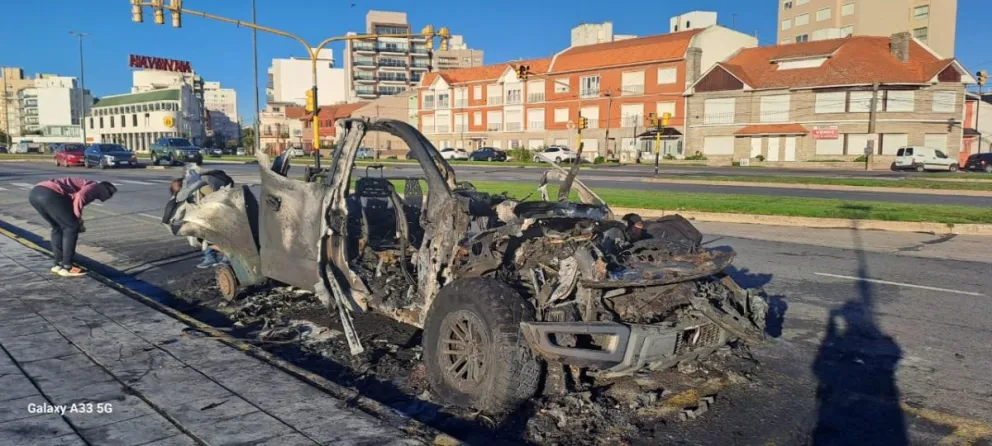 Así quedó la camioneta que se prendió fuego a metros del Unzué