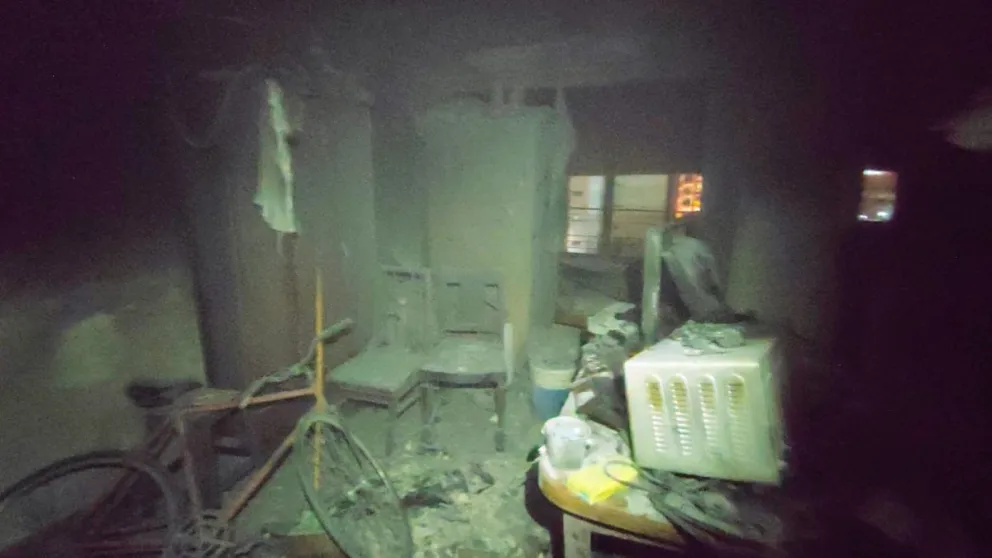 Dejó una vela prendida por falta de electricidad y se le incendió el departamento en pleno centro