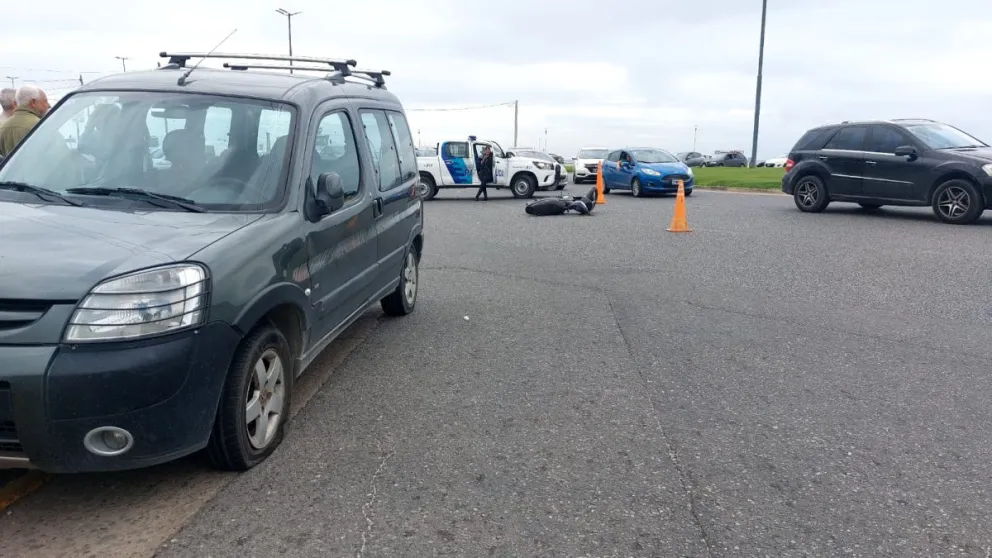 Choque en Constitución: motociclista iba con dos niños y sin casco ni papeles