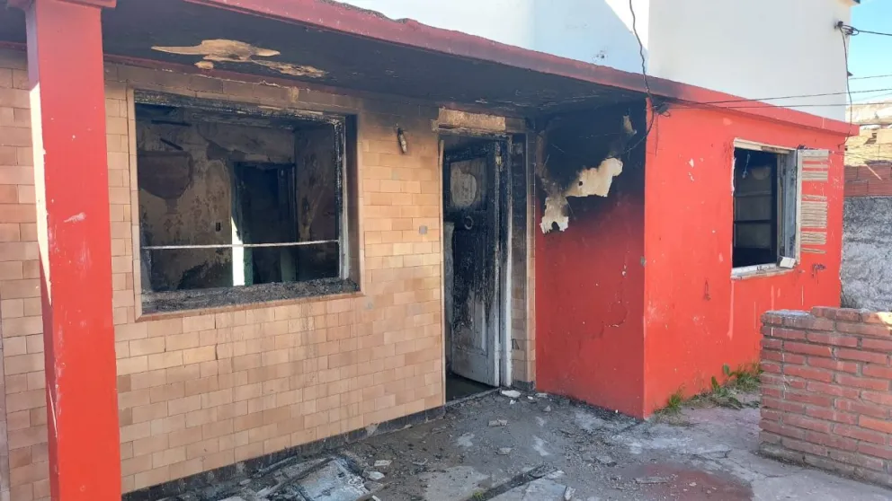 Una mujer golpeó con un palo a su pareja y le prendió fuego la casa