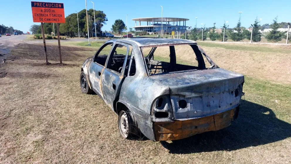 Un incendio consumió por completo un taxi en el sur de Mar del Plata