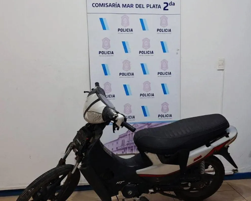 Interceptan a dos mujeres que circulaban en una moto robada