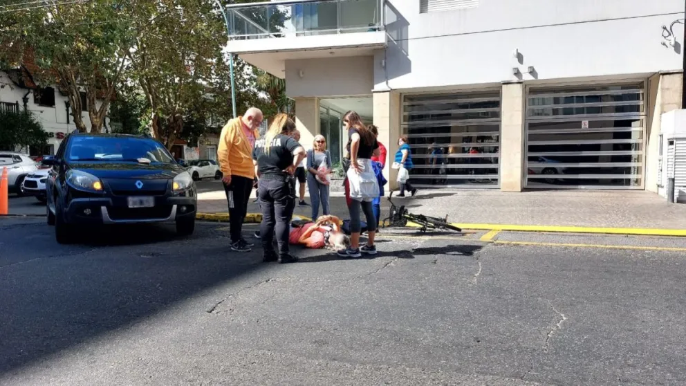 Una mujer que iba en bicicleta resultó herida al ser embestida por un auto