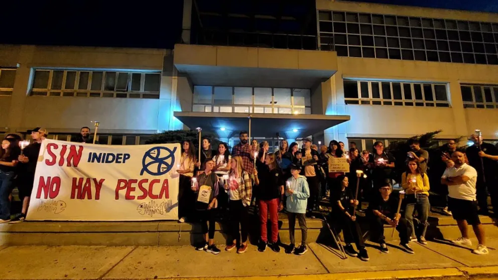 "Sin INIDEP no hay pesca": trabajadores realizan vigilia por los despidos en el Instituto 