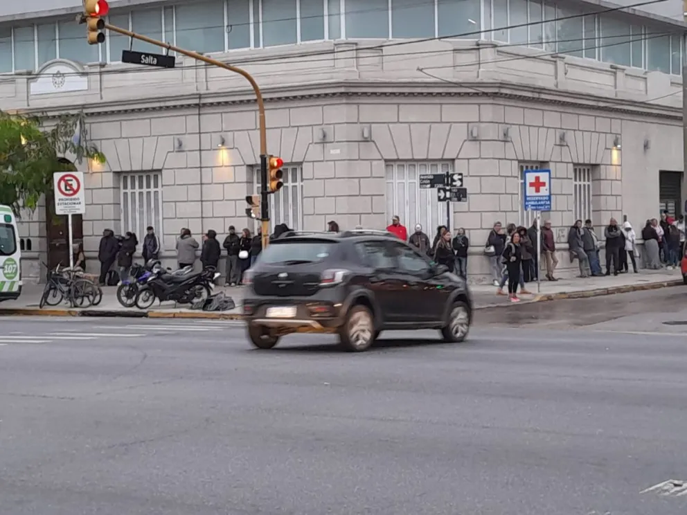 Colas para vacunarse contra la gripe 