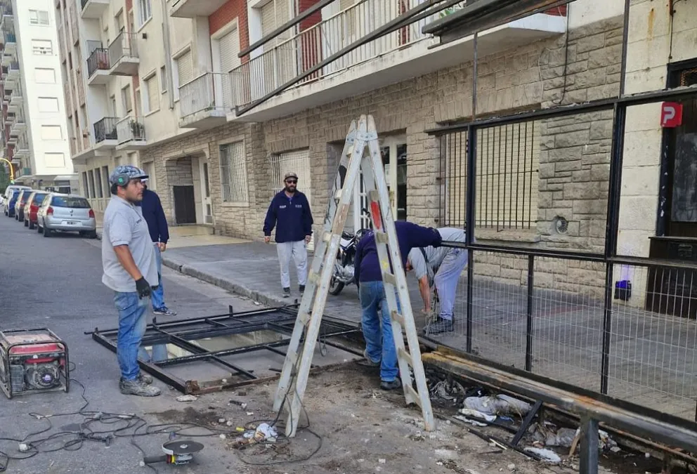 Comenzó el retiro de decks que no cumplen con la normativa