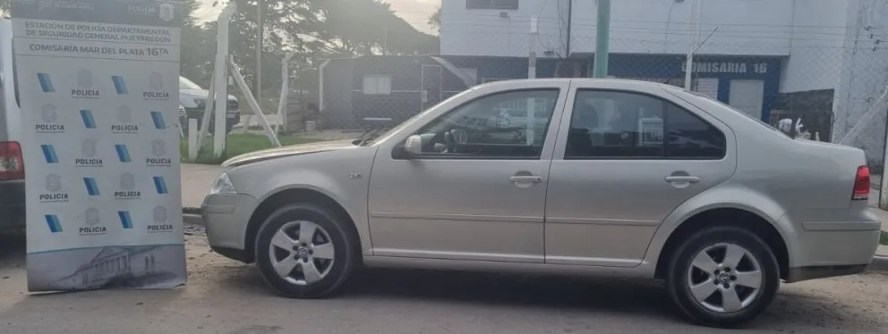 Dejó el auto estacionado con las llaves puestas y la puerta abierta y se lo robaron 