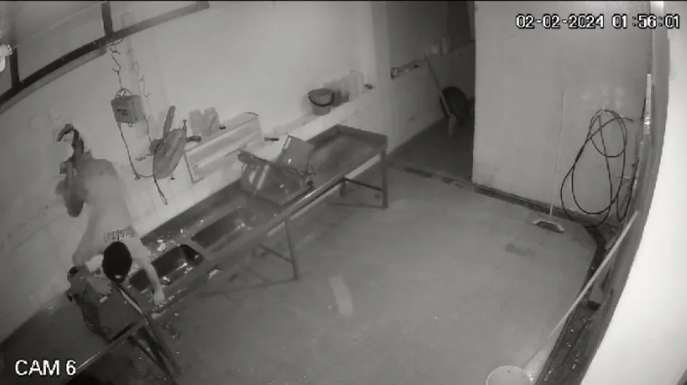 Videos: delincuente perfora una pared para ingresar y robar en una feria del puerto 