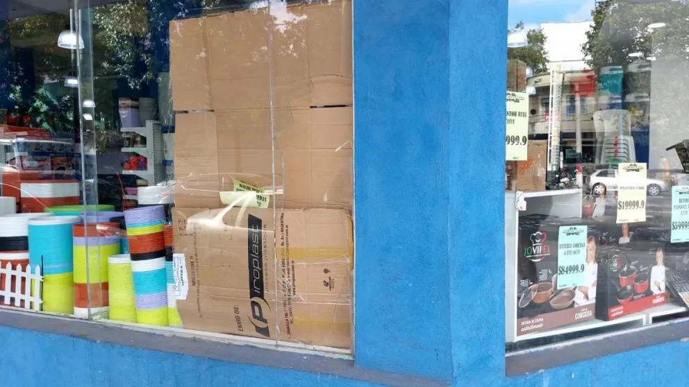 Dueño de bazar de Luro y Guido convertirá en pared la vidriera que le rompieron por quinta vez con fines de robo
