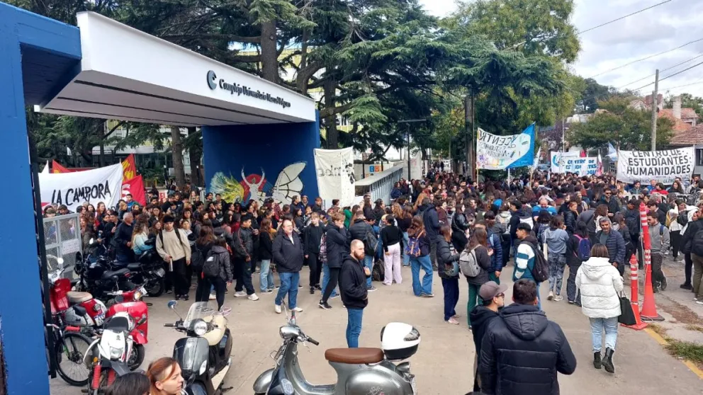 Nutrida movilización de universitarios en reclamo de más presupuesto y aumento salarial a sus docentes
