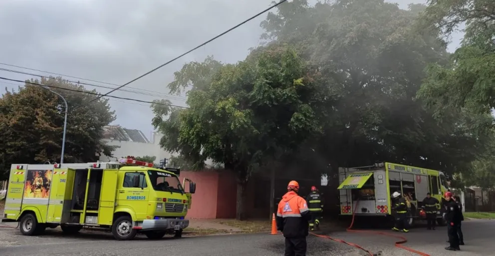 Se prendieron fuego una camioneta y dos motos en una casa de Tripulantes del Fournier al 4200