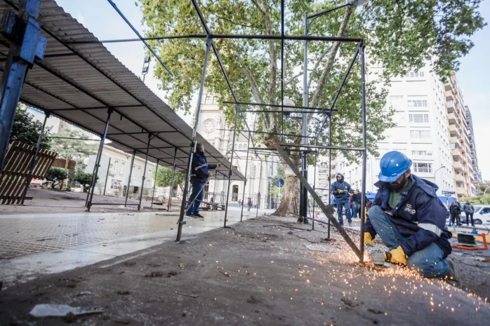 Retiran puestos fijos de los artesanos y comienzan las obras en la calle San Martín