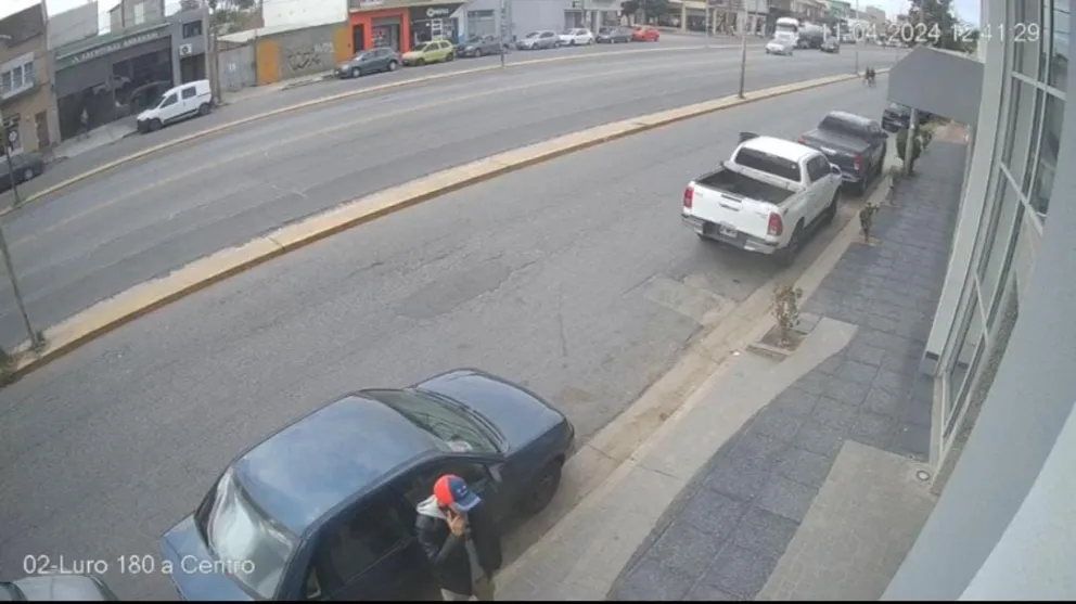VIDEO: Así roban dinero del interior de una camioneta a plena luz del día 