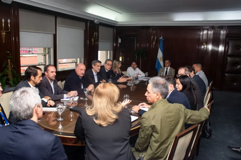 Scioli se reunió con integrantes de la Cámara de la Industria del Neumático