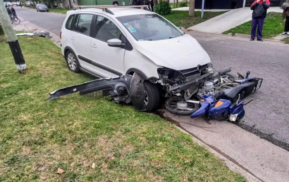 Dos “motochorros” chocaron a un hombre de 70 años mientras huían: uno está grave