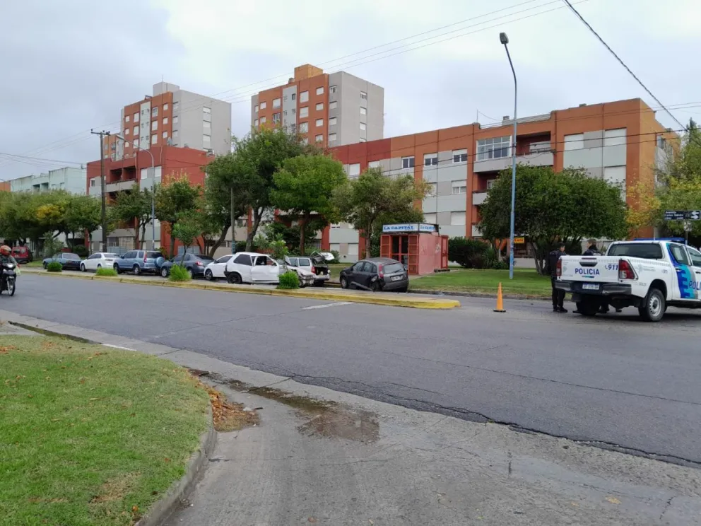 Insólito: un auto chocó en contramano en Avenida Carlos Tejedor