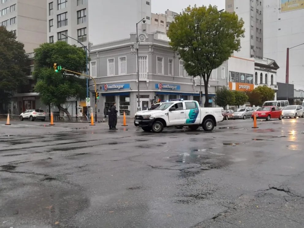 Motociclista atropelló a un peatón en el cruce de Independencia y Colón