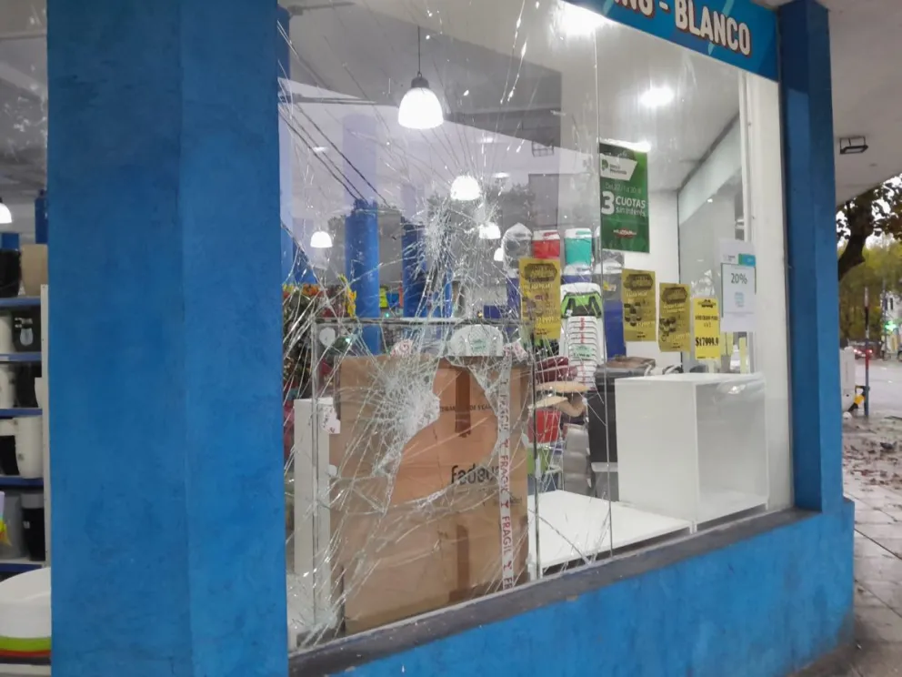 Historia repetida en Luro y Guido: para robar destrozaron vidrieras de bazar y de una heladería