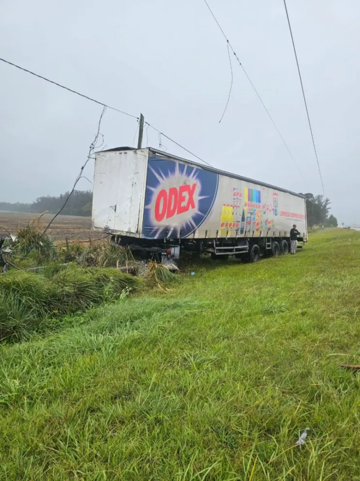 Un camión chocó contra un tendido eléctrico en Ruta Nº2