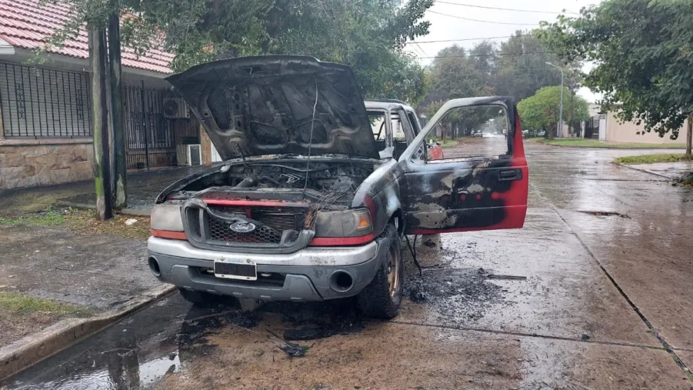 VIDEO: Se incendió una camioneta en Uruguay y Quintana