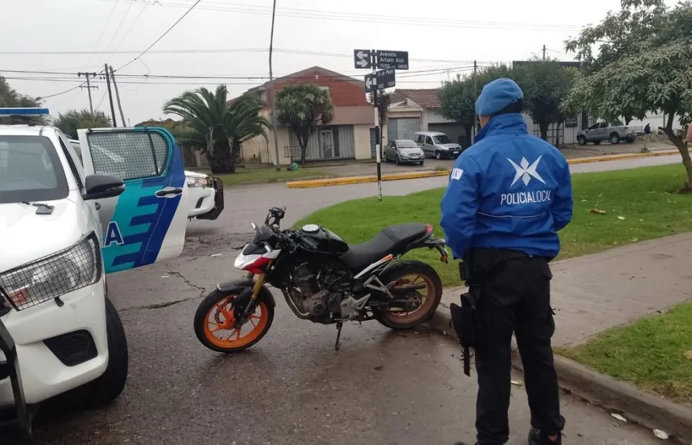Persiguen y aprehenden a dos menores de 16 y 14 años que robaron una moto a punta de pistola