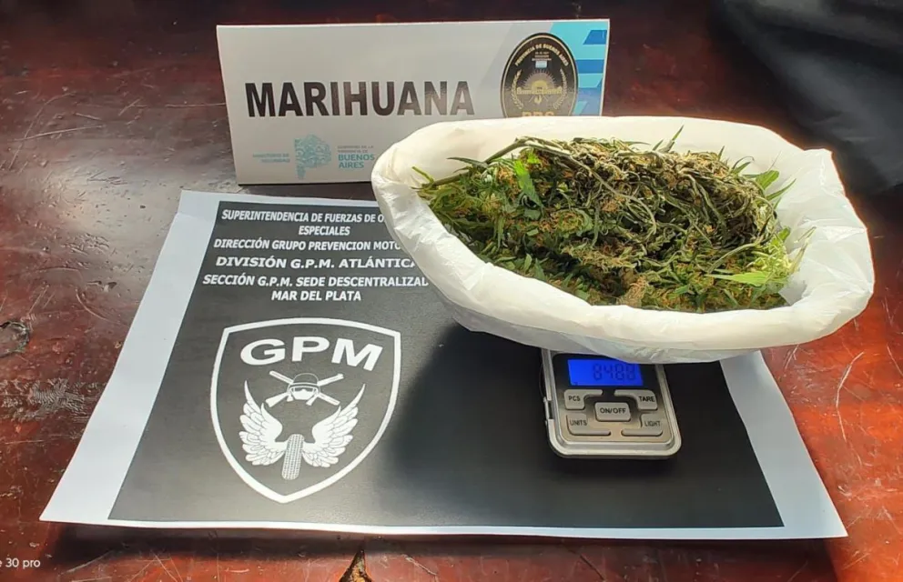 Circulaba en una moto robada y con 85 gramos de marihuana en su poder