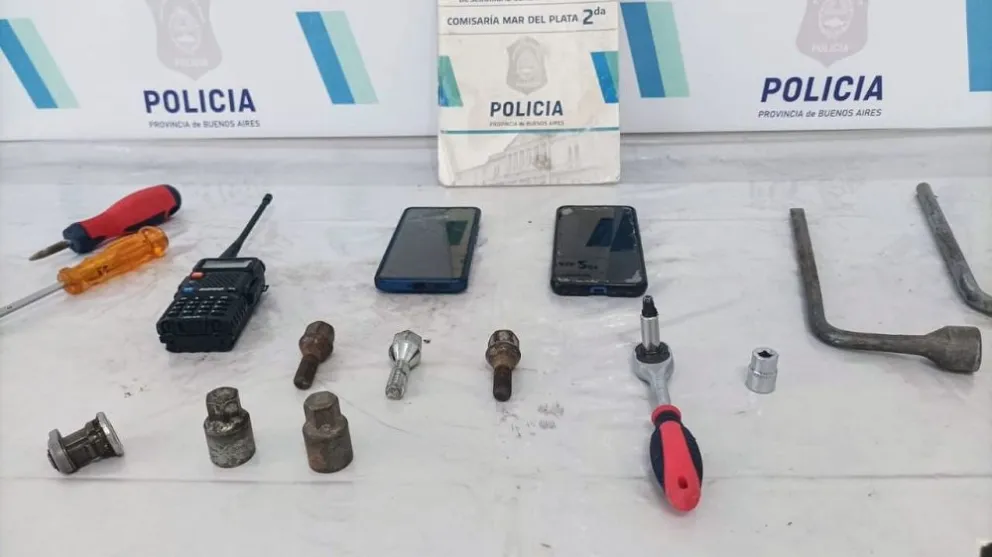 Detienen a dos roba ruedas