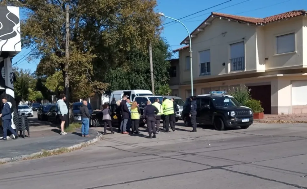 Taxista alcoholizado dobló en contramano en Alberti y Chaco y terminó causando daños a dos autos estacionados